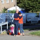 Allegados a las víctimas lloran este lunes junto a la casa acordonada, donde ocurrieron los asesinatos.