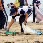 Los voluntarios en plena faena en las playas de Salinas, La Libertad y otras localidades vecinas.