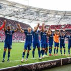 Piero Hincapié (33) celebra junto a sus compañeros en el Bayer Leverkusen.