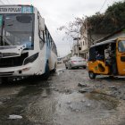 La fuga constante de agua y el paso de vehículos hace que la calle esté deteriorada.