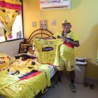 Tiene hasta las velas de sus santitos del color de su equipo, al igual que los calzoncillos y toda su ropa.    Más canario, imposible.