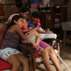 Paquita es padre y madre de Angie, Diana e Israel, quienes se aferran al amor y cuidado de su abuelita.