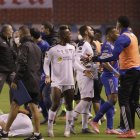 Jordy Alcívar (i) fue uno de los afectados en la pelea entre albos y eléctricos al finalizar el encuentro en el estadio Rodrigo Paz