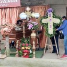 Familiares y activistas de los derechos de la mujer durante el velorio de Evelyn Armijos.