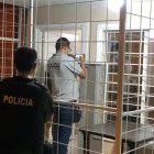 La Policía recoge indicios de balas que dispararon a un inmueble.