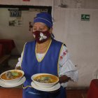 Rosa Álvarez ofrece comidas típicas todas las mañanas desde hace 10 años.