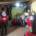 Concarteles con sus fotos, la familia de los migrantes desaparecido pide ayuda para encontrarlos.