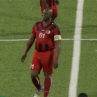 Ronnie Brunswij jugó como capitán del Inter Moengotapoe, club del que es dueño, contra el Olimpia de Honduras, que los goleó 6-0.