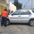 Conmoción causó el tiroteo a dos hombres, uno de los cuales quedó muerto dentro de este auto.