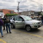 Los perjudicados se movilizaban en este automotor color gris.