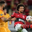 Willian Souza Arao de Flamengo disputa un balón con Gonzalo Mastriani de Barcelona en las semifinales de la Copa Libertadores.