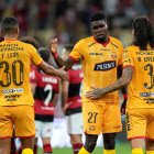 Fernando Léon, Michael Carcelén y Williams Riveros al final del partido en el Maracaná.
