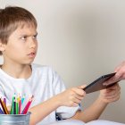 Los problemas en casa o en la escuela favorecen la búsqueda de escape e inmersión en mundos imaginarios.