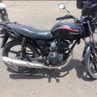 Esta moto y otras evidencias presuntamente hallaron los investigadores dentro de la vivienda.