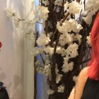 La joven junto a la imagen de Frida Kahlo, quien en su inspiración.