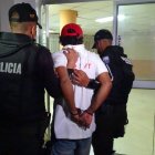 El hombre cargaba un revólver en su poder.