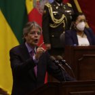 Presidente Guillermo Lasso durante su alocución. Al fondo la presidenta de la Asamblea, Guadalupe Llori.