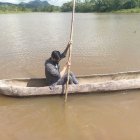 Para distraerse en la laguna se puede navegar sobre una canoa artesanal.