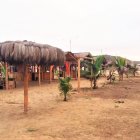 Los visitantes pueden disfrutar bajo cabañas al pie del mar.