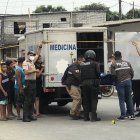 La víctima mortal se encontraba comiendo naranjas en una esquina, en compañía de un grupo de amigos con quienes estaba realizando trabajos de albañilería.