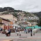 En esta parte se  bifurca la avenida 24 de Mayo hacia las calles Loja y Morales.