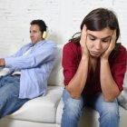 La convivencia evidenciaría una posible conducta infantil del marido.