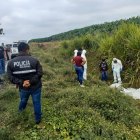 Peritos de la policía buscan indicios para determinar el móvil de este crimen.