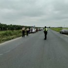 Previo al levantamiento del cuerpo, los agentes hicieron una inspección en el sitio donde la encontraron.