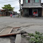 Los moradores tratan de tapar los sumideros con madera para que nadie se accidente.