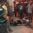 Uno de los heridos cuando era ayudado por varias personas tras el ataque.