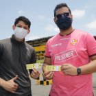 Los hermanos Jefferson y Humberto Sierra se fueron felizotes con sus boletos.