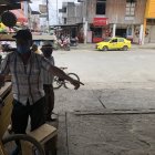 El comerciante Hugo Villegas señala el lugar donde se sentó la víctima.