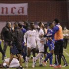 1.- Luego del partido que ganó (3-2) Liga de Quito ante Emelec, se suscitó una gresca entre los jugadores.