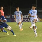 El árbitro Carlos Orbe (i) fue el centro de las críticas de jugadores y cuerpo técnico del Guayaquil City tras la derrota ante 9 de Octubre.