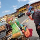 José Gutiérrez con sus pasteles y jugos espera que le vaya bien en la semifinal.
