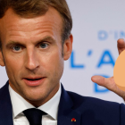 Un individuo lanzó el huevazo al grito de "viva la revolución" e instantes más tarde fue detenido por el personal de seguridad y esposado.