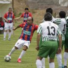 Compañeros de José Luis Ordóñez, como Fabián Cubero (i), saltaron a la cancha en la que compartieron entrenamientos.