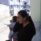 Una prima del fallecido lloraba por su partida. Dijo que la ambulancia no llegó a tiempo.