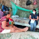 La trabajadora social del MIES realizó una visita a la casa de Paquita y constató sus carencias.