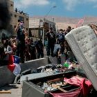 Unos cinco mil chilenos protestaron y quemaron pertenencias de migrantes venezolanos el 25 de septiembre.