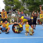 Los integrantes de la Sur Oscura en Madrid, España, están listos para alentar a Barcelona.