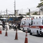 Varias ambulancias llegaron al complejo carcelario para trasladar muertos y heridos.