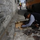 Amigos y familiares de Romario colocan a diario velas en el sitio donde fue baleado.