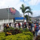 Los allegados desde temprana horas de este miércoles 29, se agolparon en los exteriores del Laboratorio de Criminalística y Ciencias Forenses.