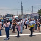 Los familiares de los reclusos en pleno plantón en medio de la vía. Exigían datos sobre sus parientes, luego de la revuelta.