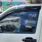 El auto muestra los orificios de las balas asesinas.