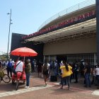 Los parientes de los presos de la Penitenciaría peregrinan ahora en el coliseo del Parque Samanes para encontrar a los suyos.