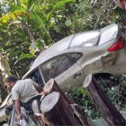 El auto con los dos cadáveres fue encontrado en la profundidad de un barranco.