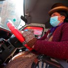 a conductora indígena Mery Yujra, componente de la Central de Mujeres Productivas y Emprendedoras, conduce un minibús el 29 de septiembre de 2021, en El Alto (Bolivia).