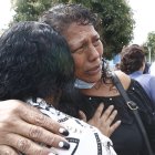 Isabel Conde Martínez viajó desde Milagro para retirar los cadáveres de sus dos hijos. Sus familiares le dan consuelo.